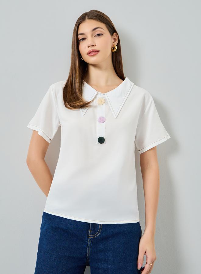 ستايلي بلوزة أبيض بأكمام قصيرة وتفاصيل أزرار - Image 2